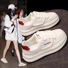 女性靴2025新型春の皮面の学生は白い靴の小さい大衆のオリジナルのレジャーの厚い底の運動の板の靴の女性を合わせます。