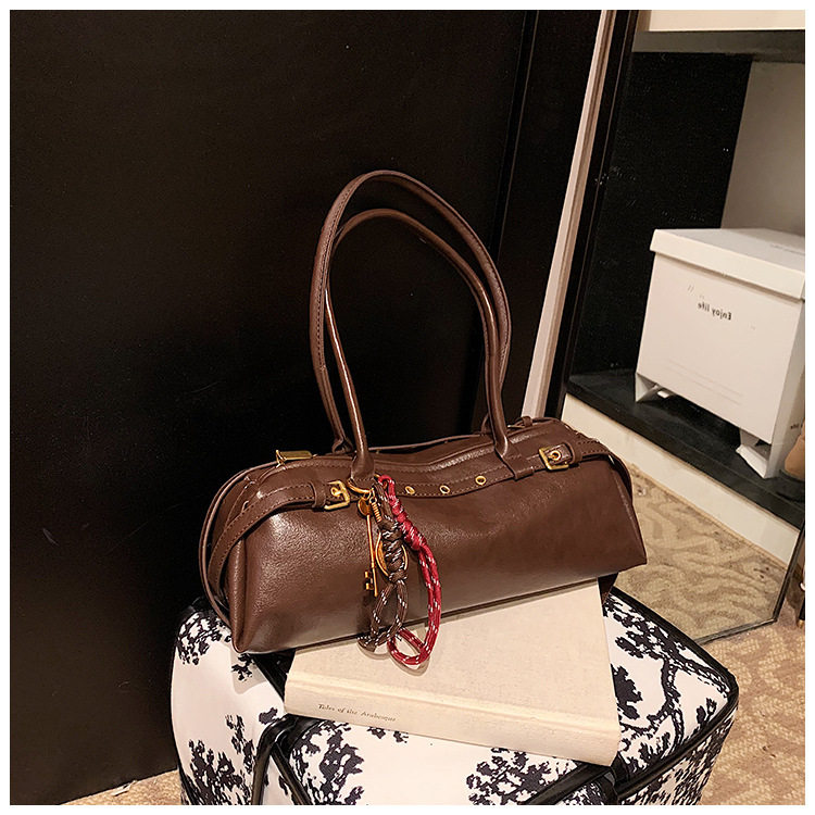 Túi xách baguette nữ phong cách retro, túi đeo tay và kẹp nách thời trang, kiểu dáng gối mềm mại — Burgundy không có mặt dây chuyền, Màu nâu không có mặt dây chuyền, Màu đen không có mặt dây chuyền, Màu nâu với mặt dây chuyền chi tiết 28