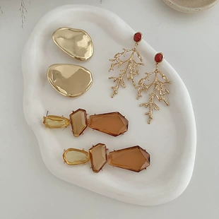 Серьги-гвоздики с геометрической веткой и имитацией камня