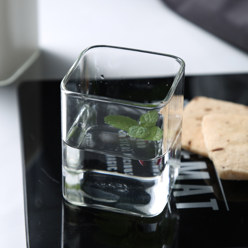 透明なガラスのコーヒーのコップの四角いジュースのコップの小さいストレートカップの冷たい飲み物の朝食の牛乳のコップの果物のコップ|undefined