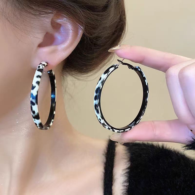 흑백 표범 무늬 귀걸이
