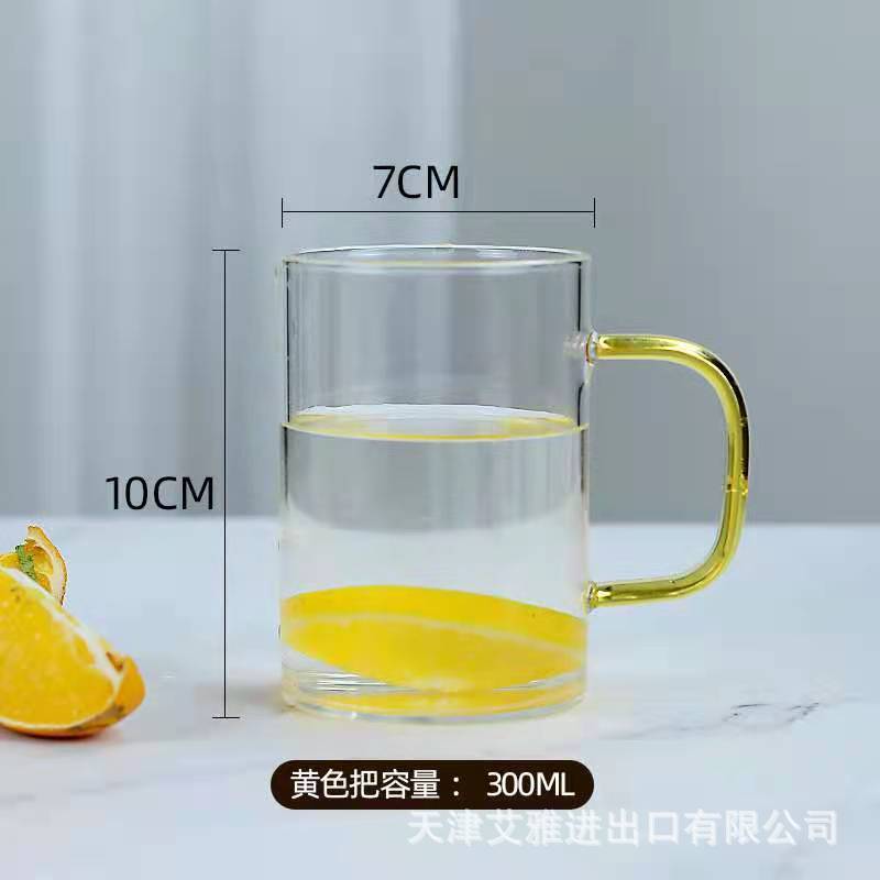 高ホウ素シリコングラスは取っ手のコップを持って水を飲みます。|undefined