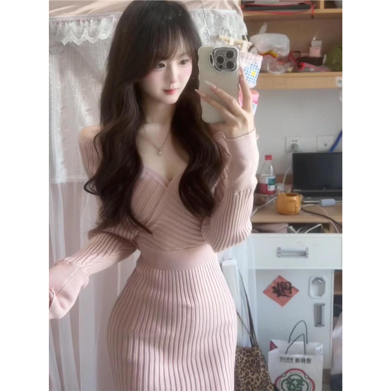 纯欲粉色交叉v领长袖连衣裙修身包臀长裙女秋季显瘦收腰针织裙子