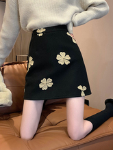 刺绣半身裙子秋季设计感小众2023年新款女小个子高腰显瘦包臀短裙