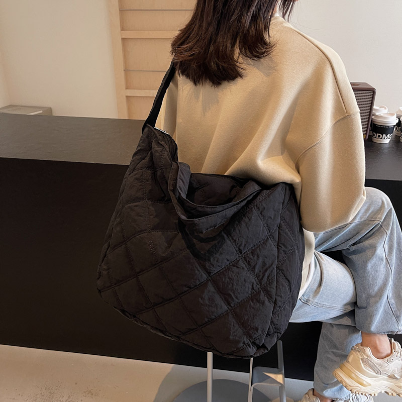 冬季大容量棉服包包女2025新款菱格帆布手提袋休闲单肩斜挎托特包