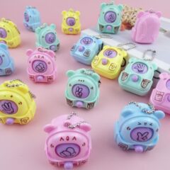 ディザトーンネット赤じゃんけん卵アニメバックパックのキーホルダーは幼稚園のプレゼントを遊んでいます。
