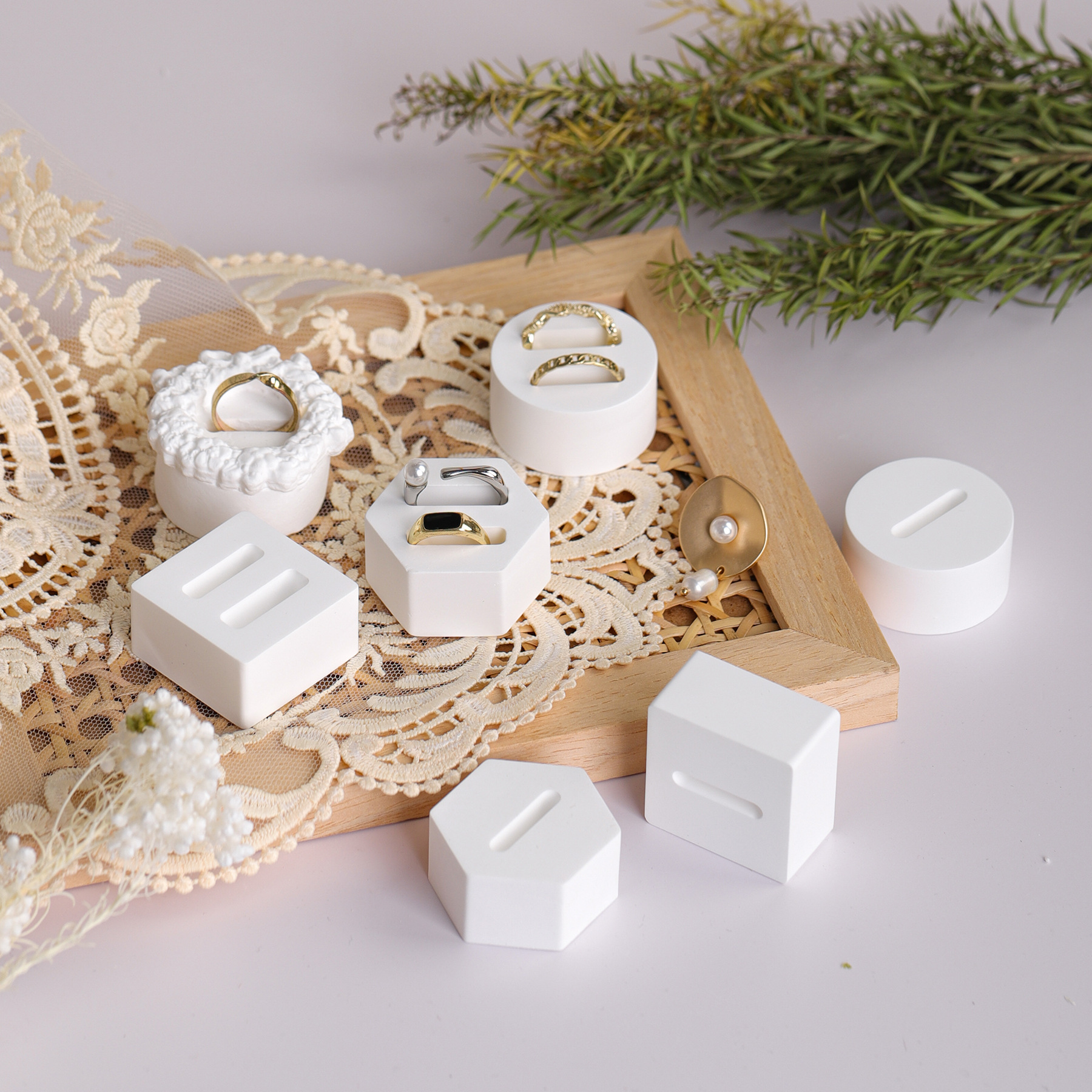 Soporte de anillos blanco de yeso para joyería y fotografía image 5