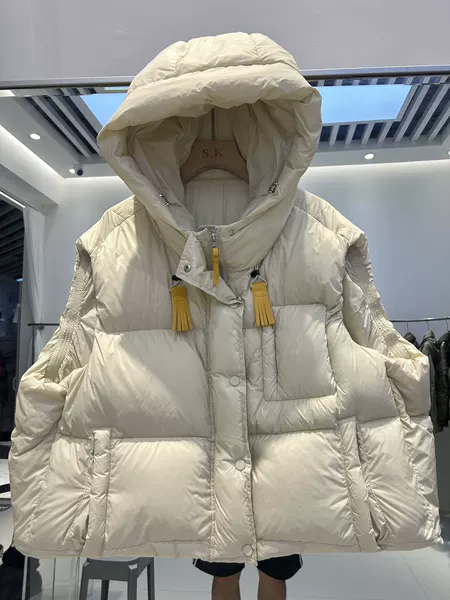 Молочно-белый