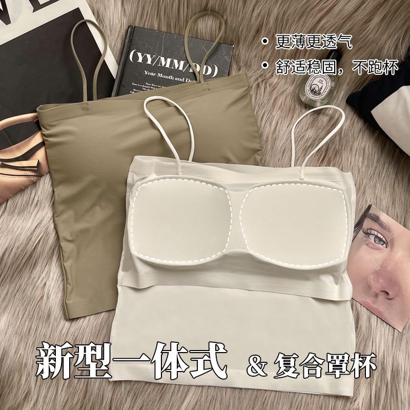 ストラップのアイスベストの固定カップの中に、跡のない上に胸パッド付きの下着を着ています。