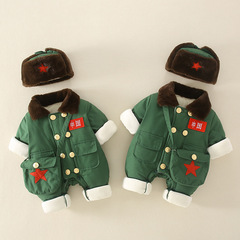 22年冬にベルベットを厚くしてファッションが格好いい軍コートの赤ちゃんの3セットの外着服を着てカジュアルな乳幼児が服を着ている