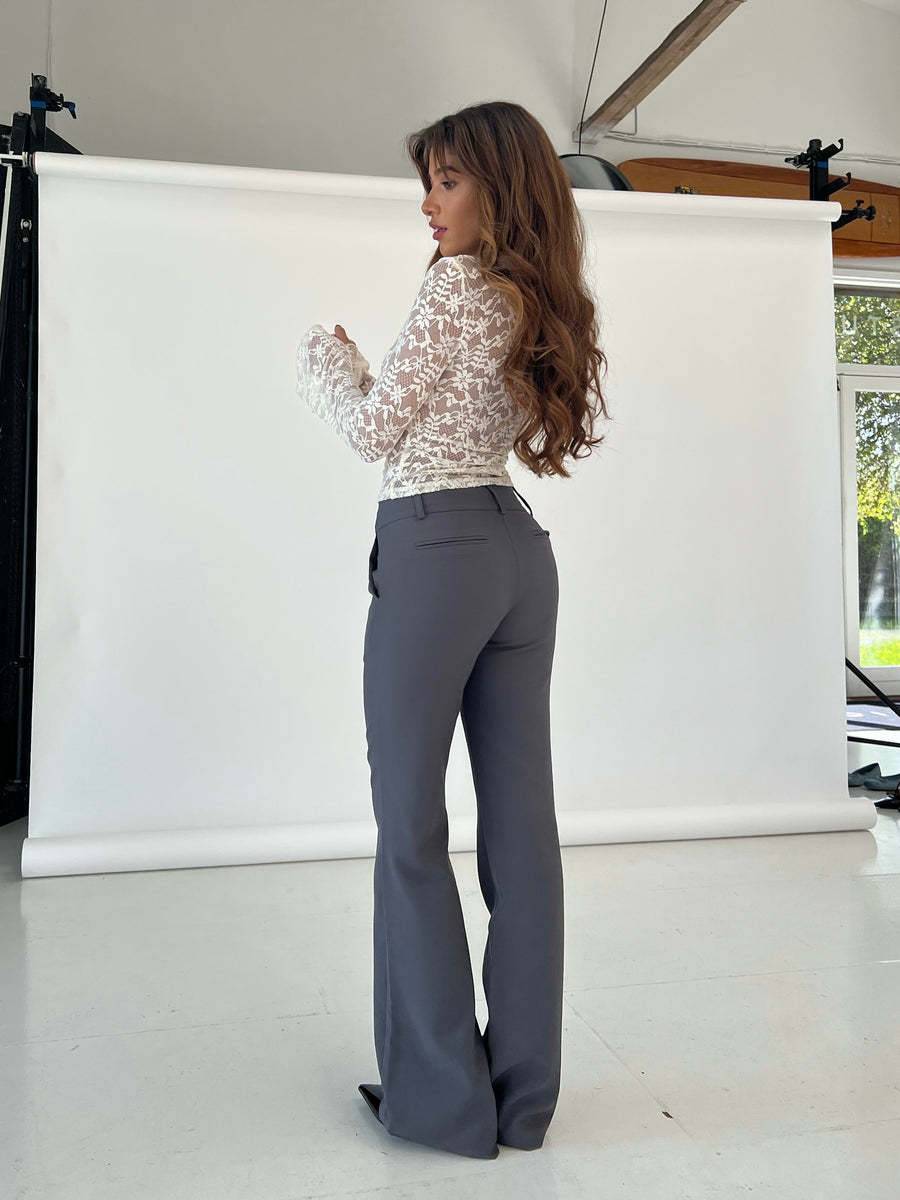 Dames blouse met v-hals en lange mouwen en kant voor elegante look_voghion.com