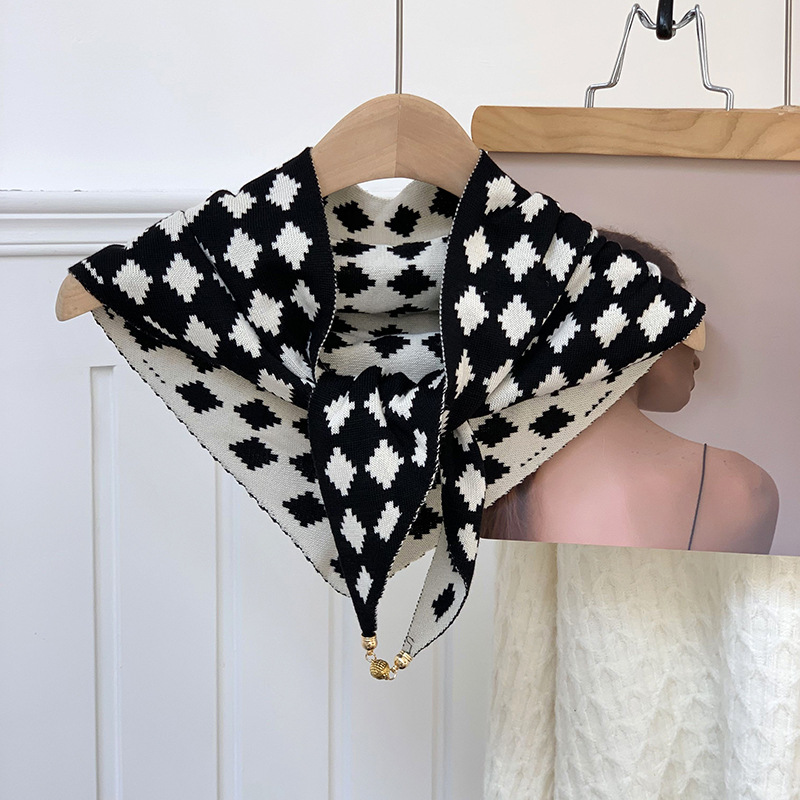 Otoño y invierno nuevo tipo de hebilla de succión de mil pájaros tejidos de doble cara toalla triangular para mujeres pequeñas bolas de oro de alto nivel de protección de cuello buñuelo