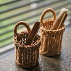 籐編みのバスケットの小さいサイズの壁のバスケットをまねて花のかごの茶器の部品の台所のネギのニンニクを飾ってかごを収納します。