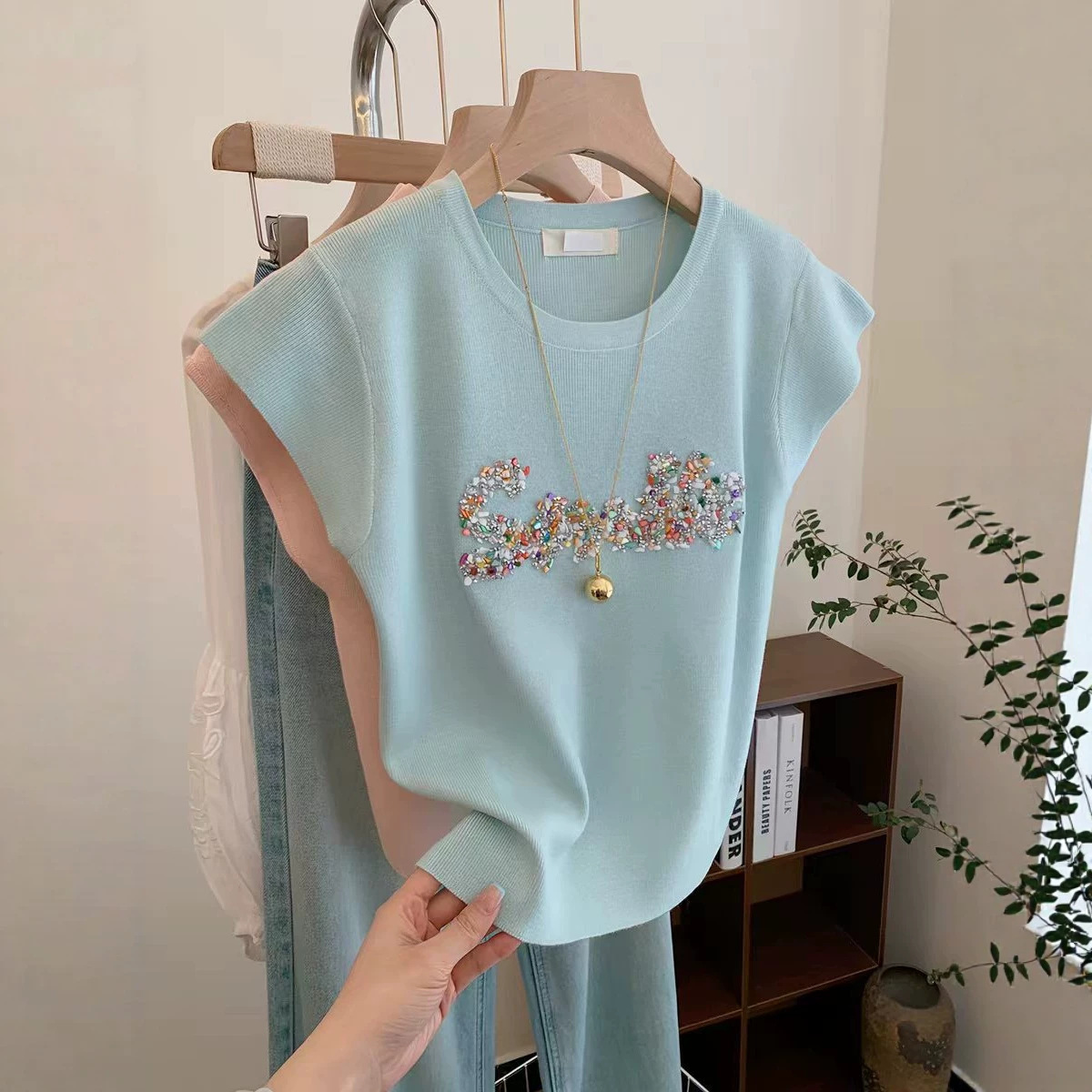 Áo thun nữ tay ngắn cổ tròn, phối hạt đính, kiểu dáng ôm sát cơ thể — màu xanh nhạt chi tiết 1
