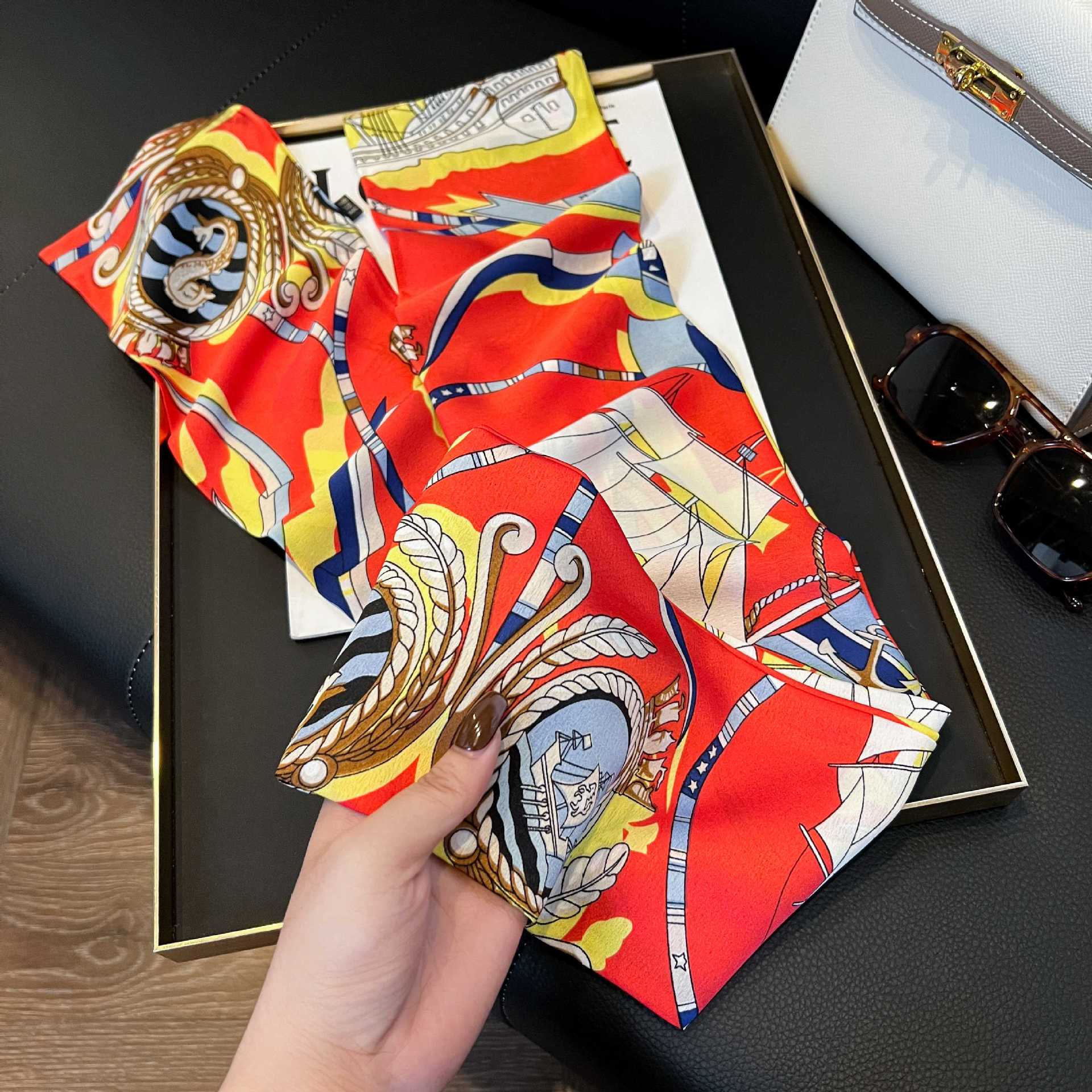 Nueva bufanda de seda pequeña banda larga estrecha para el cabello mujer estilo primavera y otoño moda madre bufanda estilo verano estilo fino serpentina bufanda al por mayor