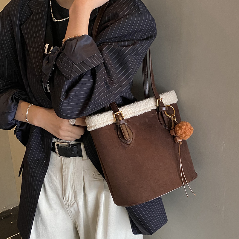 Bolsa de seda retro de alta calidad para mujeres 2025 nueva bolsa de cubo portátil de gran capacidad, bolso de hombro de seda