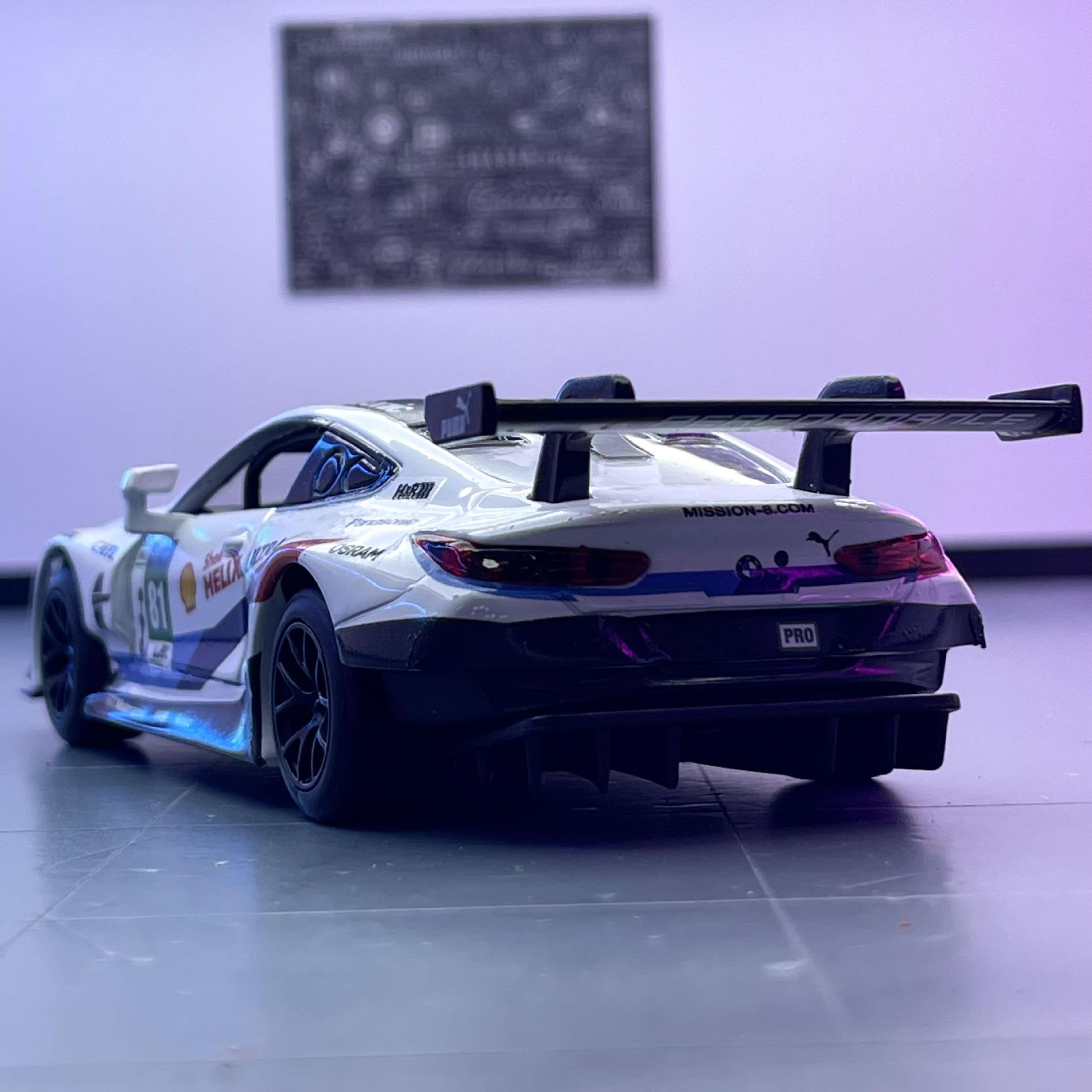 Marke modelo de coche de aleación 1:32 BMW M8 coche deportivo Tire hacia atrás versión de la raza Puerta Abierta sonido y luz modelo de coche de juguete adornos