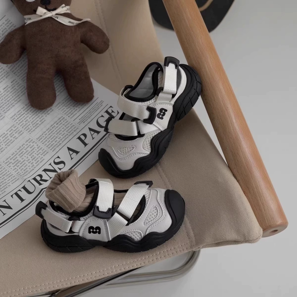 Детские спортивные сандалии Baotou с защитой от ударов, летние сандалии с вырезами 2025 года, мягкая подошва для мальчиков и девочек, пляжная обувь для малышей и детей.