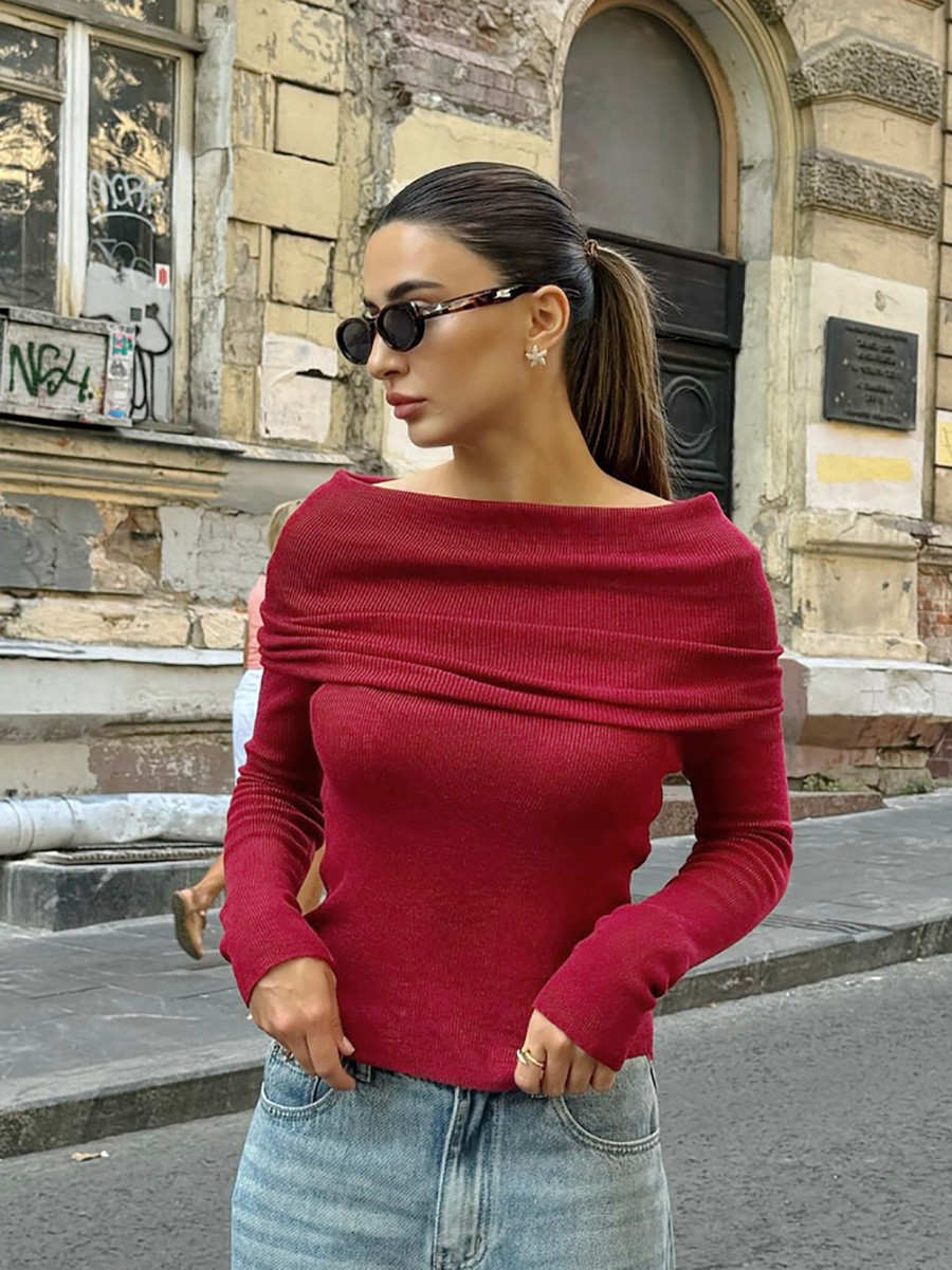 Camiseta ajustada para mujer, color vino tinto, cuello palabra y manga larga, diseño sensual y versátil image 1