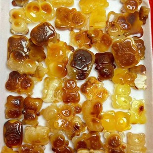 Factory wholesale natural chicken oil yellow beeswax three-dimensional full hug bear carving exquisite DIY accessories