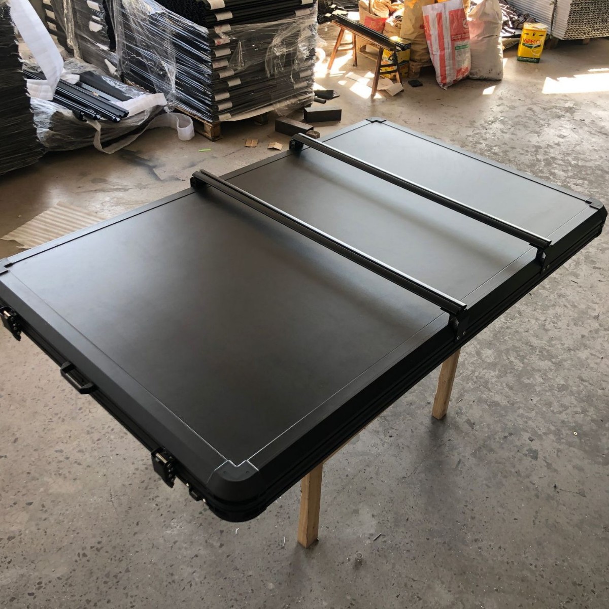 Aleación de aluminio triangular caqui 320G poliéster tela de celosía techo duro con porta equipaje