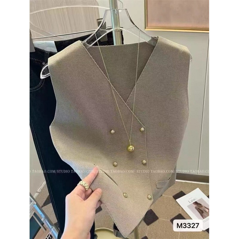 Spring and Autumn Short Knit Vest for Outerwear, Versatile Sleeveless Women's Sweater Vest, V-Neck, Fashionable and Elegant for Commuting