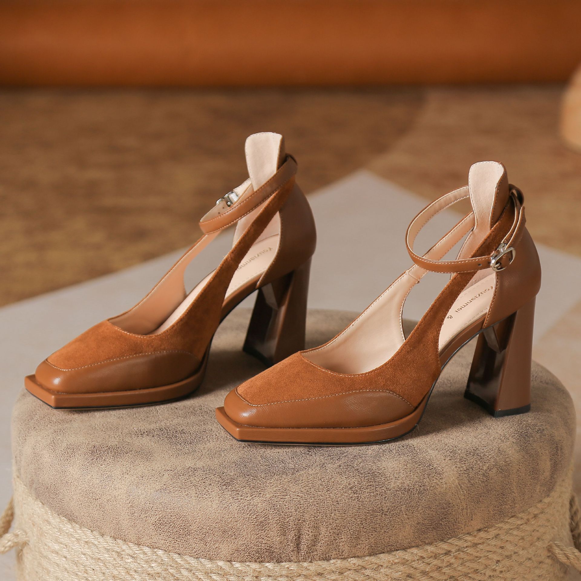 Sandales Y9530 imperméables à plateforme et talon bloc romain, style ajouré sur le côté, nouveauté été, à une bride, polyvalentes et élégantes, idéales pour les déplacements quotidiens et les occasions professionnelles._voghion.com