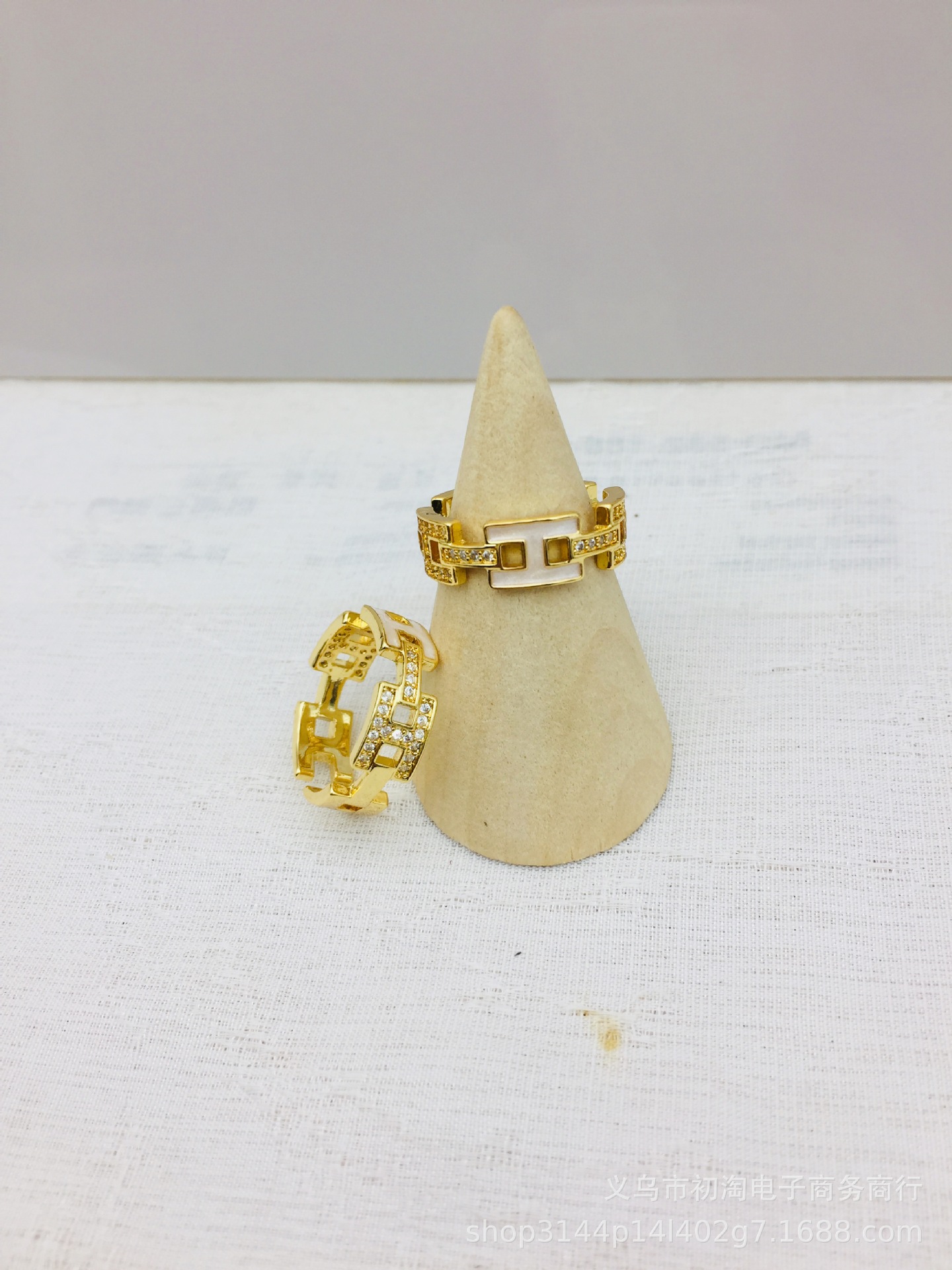 Letter ring 18K