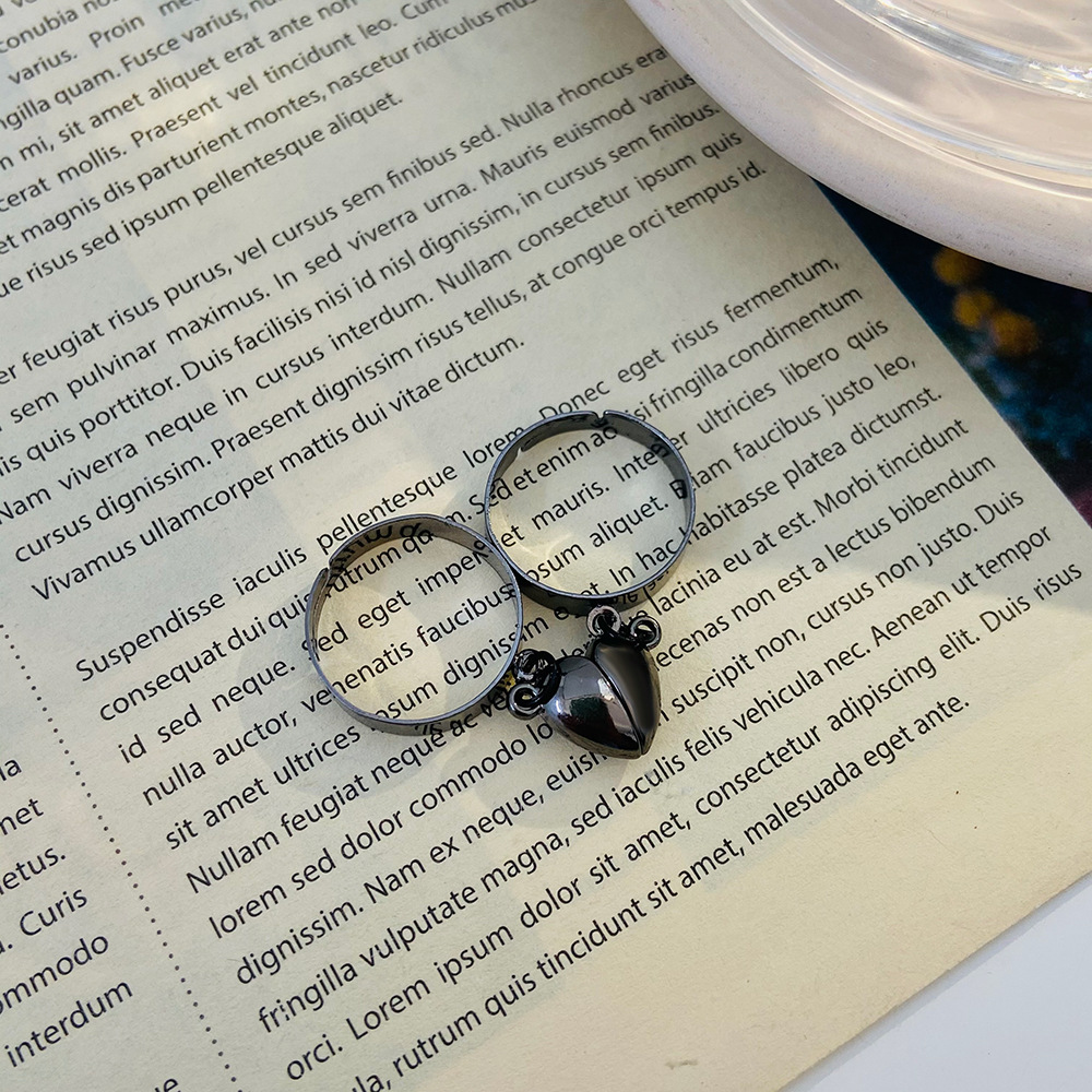 Fashion chain stitching magnetic heart-shaped alloy ring