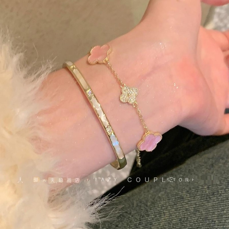 Qianjinfeng ダイヤモンド四つ葉のクローバーフラワーブレスレット、軽い豪華さ、ハイエンド、絶妙なブレスレット、ユニークな気質、女性向けの多用途なハンドアクセサリー|undefined
