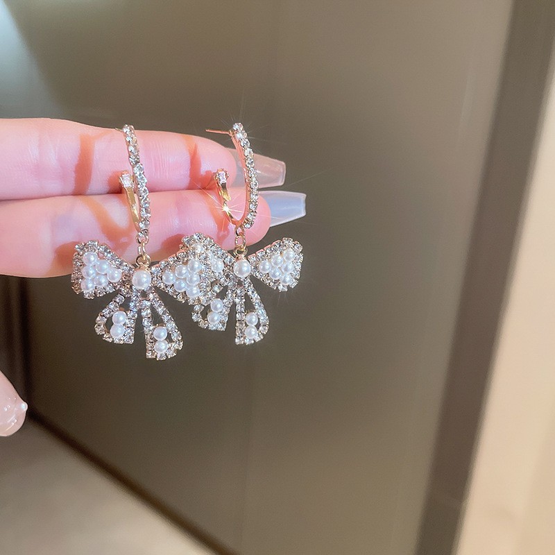 Aguja de plata Pendientes de lazo de diamantes coreanos Pendientes de temperamento de moda de todo fósforo Pendientes de diseño de nicho Sentido de lujo ligero