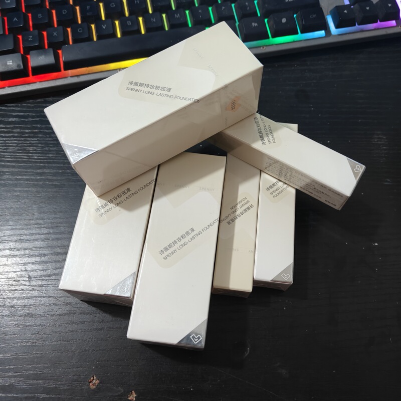 詩ペニーは化粧ファンデーションを持っています。|undefined
