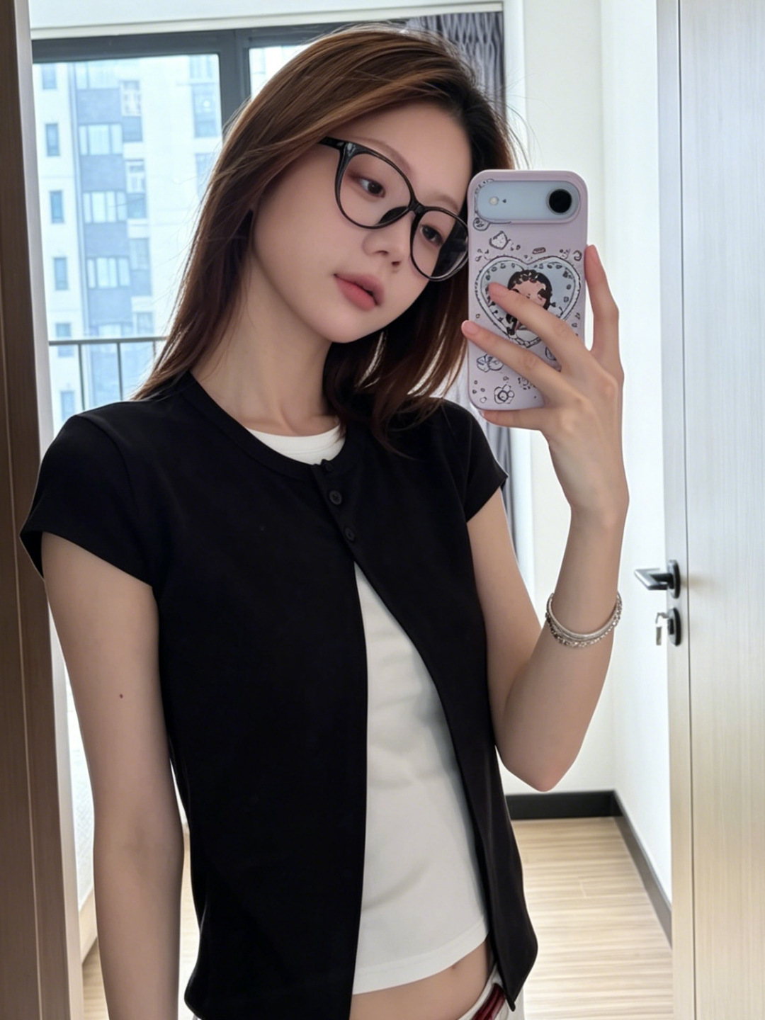 Set with a round collar