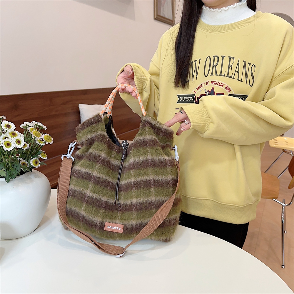 312186 retro woolen Maillard color bag, fashionable single-shoulder women's bag, casual and adjustable, hand-carry and crossbody Item Picture