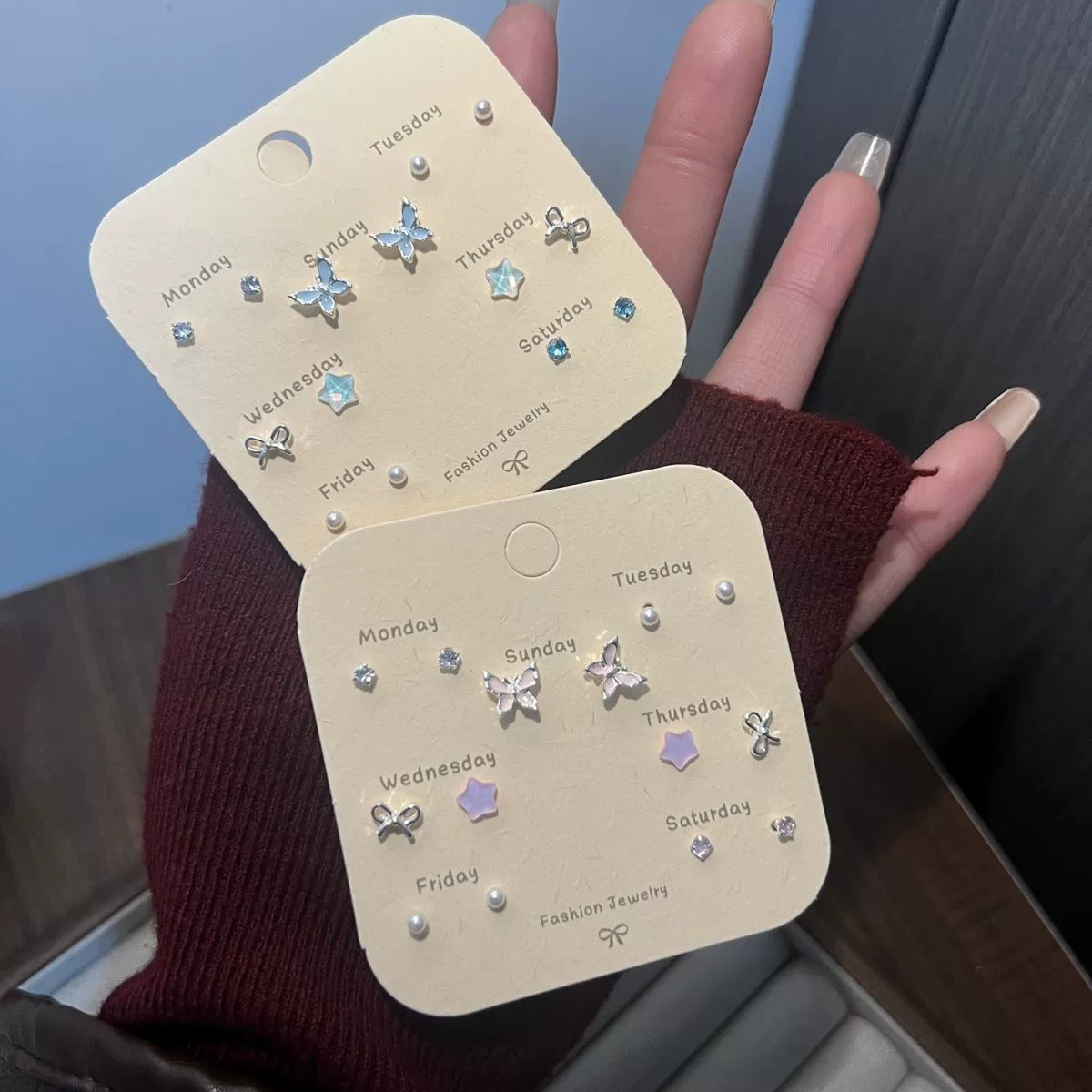 Fresh cute small universal earrings, simple and elegant design