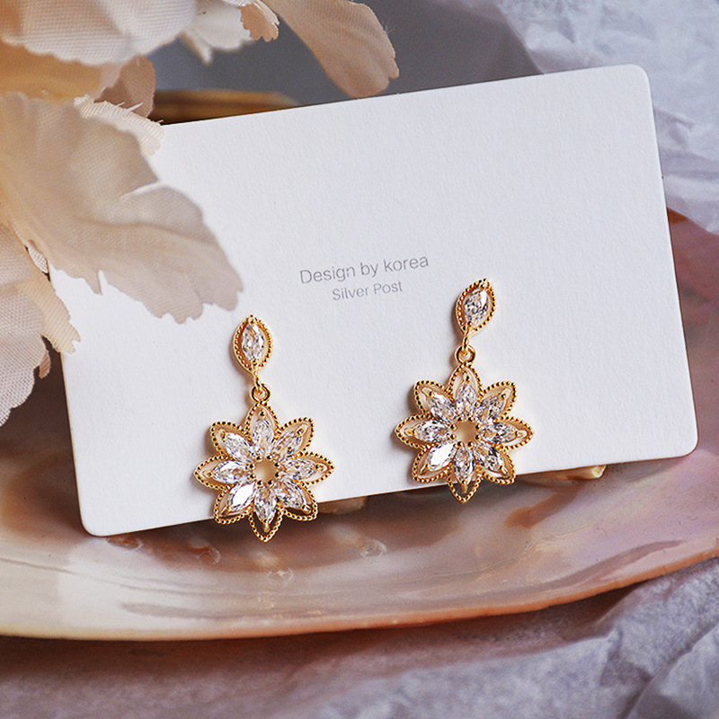 Korean Copper Micro-set Zircon Crystal Flower Earrings Female display picture 4