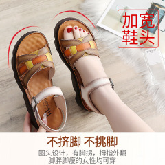 媽媽涼鞋真皮坡跟平底夏季2024新款中年中跟厚底夏天婦女防滑女士