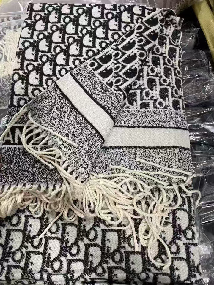 秋冬の新型D字のマフラーの女性はカシミヤのマフラーのフリンジの両面のマントをまねて保温して首を囲みます。