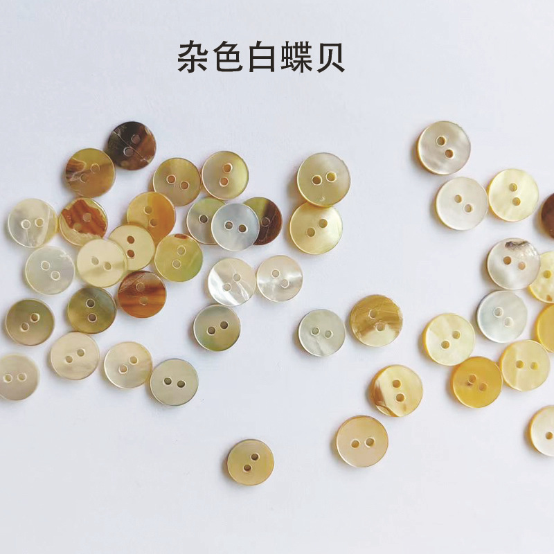 現物の雑色の双平面の白い蝶の2つの目の貝殻のボタンのシャツのボタンのボタンのシャツのボタンの目のtシャツは子供服のボタンの卸売りを掛けます。|undefined