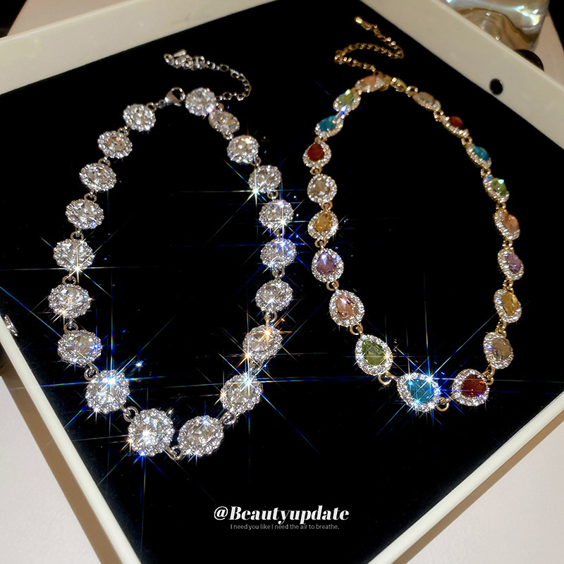 Collar de color con incrustaciones de diamantes de gota de agua vintage retro cadena de clavícula de lujo ligero collar de estilo palacio femenino