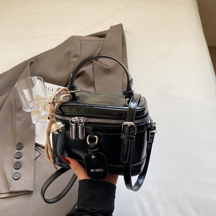 Bolso de mano popular de super fuego para mujeres 2025, nuevo bolso de hombro de tendencia versátil, sensación de alto nivel, bolso de mochila simple.