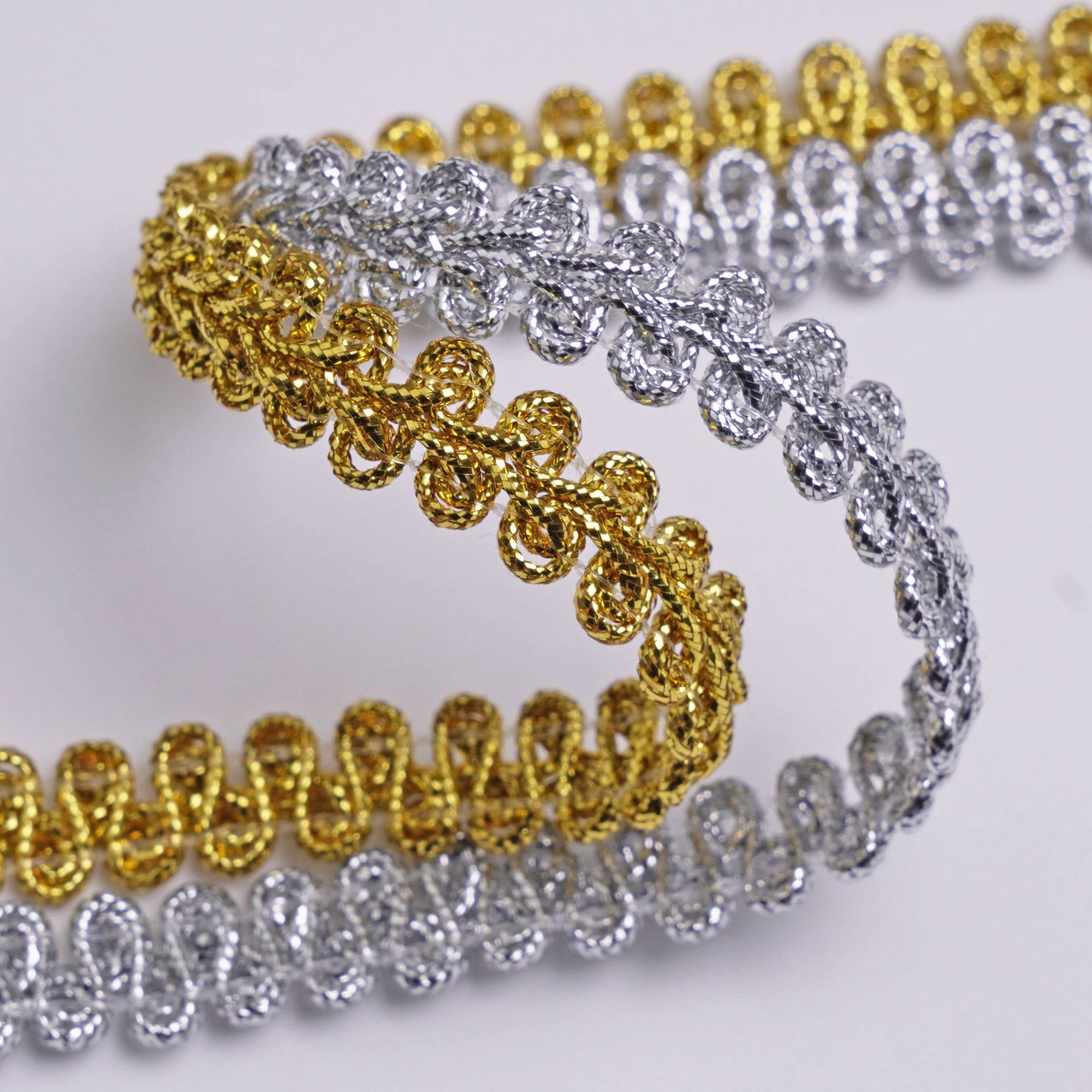 Suministro de stock directo de fábrica 0,8 cm de oro y plata, borde de ciempiés, encaje en espita, ropa, accesorios textiles para el hogar
