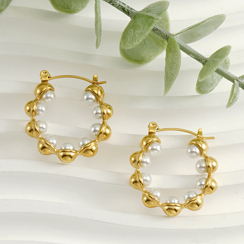 Moda europea y americana transfronteriza 18K pendientes de acero inoxidable de oro pendientes de perlas redondas pendientes de acero de titanio pendientes en stock al por mayor