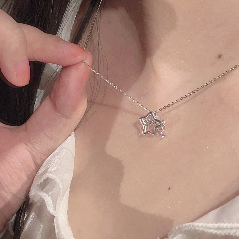 Collar de estrella de cinco puntas luz femenina diseño de nicho de lujo dulce chica con incrustaciones de circón estrella brillante Cadena de clavícula de acero de titanio