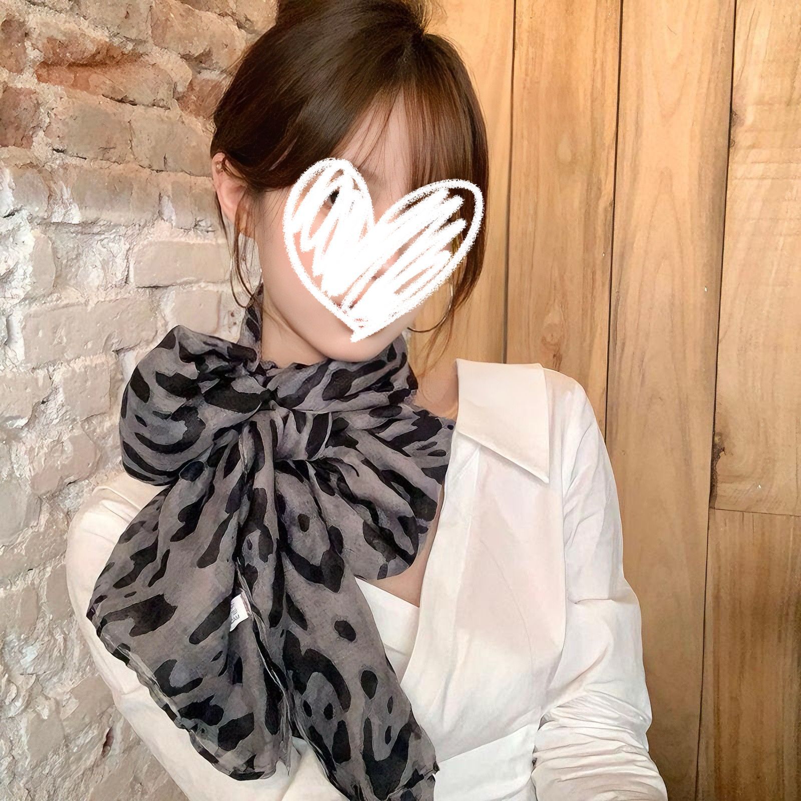 그레이 실크 스카프