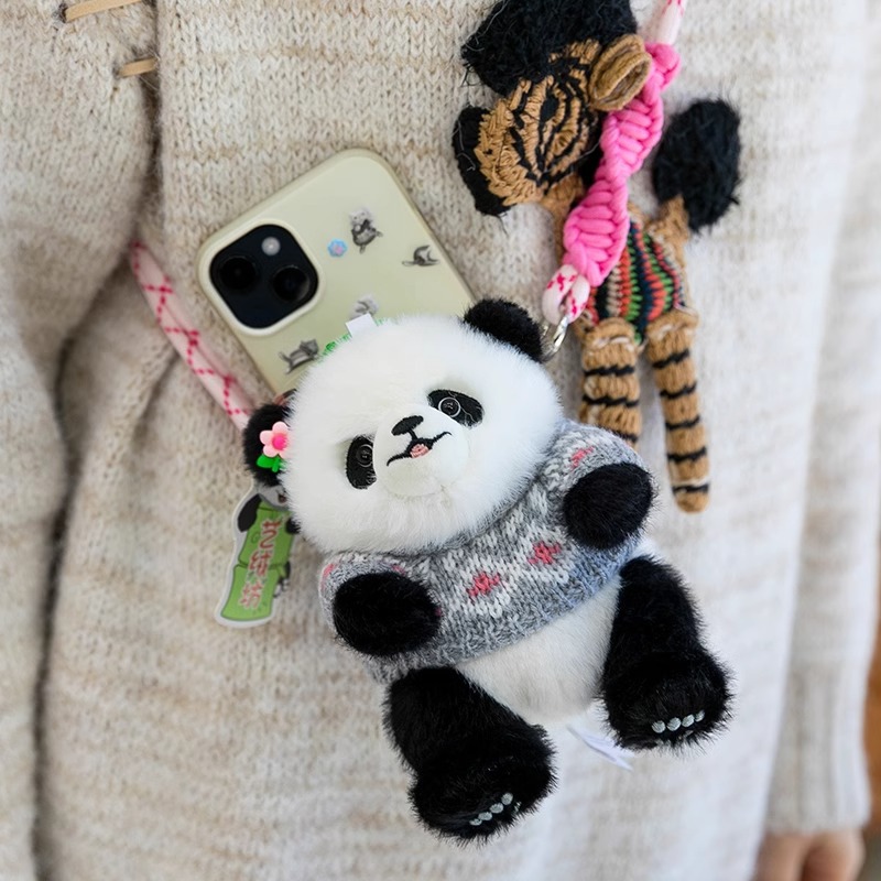 Yizongfang Vestir Panda Clip para teléfono móvil Muñeca de peluche de dibujos animados lindo panda Adornos creativos para teléfono móvil