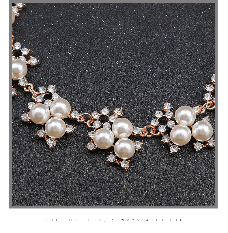 Set di orecchini con collana di perle alla moda, eleganti e suggestivi, accessori per abiti da sposa in lega elettroplaccata da donna_voghion.com
