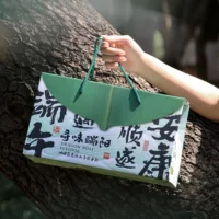 2025 Праздник драконьих лодок Китайская каллиграфия листьев Zongzi Гофрированная подарочная коробка Zongzi Упаковка соленых утиных яиц Бамбуковая трубка Zongzi Корпоративная благотворительность