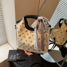 �羳�������п����Ůʿ�¿�ʱ�з�ʽӡ��Ҹ�����ذ���Լ����б��