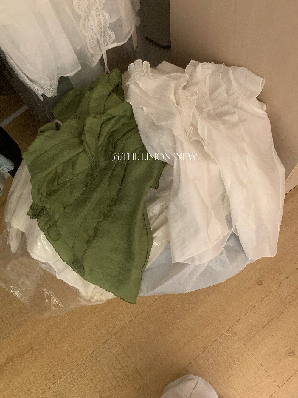 Áo sơ mi nữ tay ngắn cổ V phối ren xếp tầng chất liệu linen pha sợi tre — màu trắng, Bột cam, xanh lá cây chi tiết 36